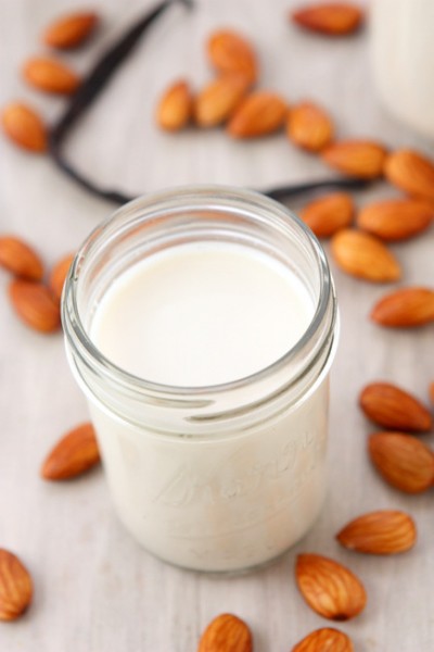 Homemade Almond Milk | thekitchenpaper.com