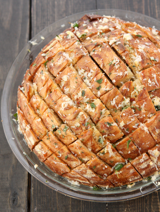 Cheesy Garlic Herb Pull-Apart Bread | thekitchenpaper.com