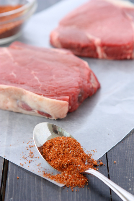 Spicy Brown Sugar Steak Rub | thekitchenpaper.com