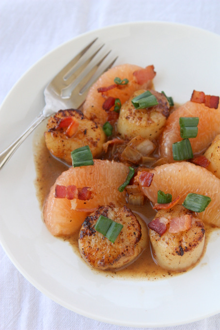 Grapefruit Bacon Scallops | thekitchenpaper.com