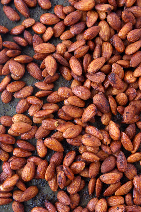 Brown Sugar Sriracha Almonds | thekitchenpaper.com