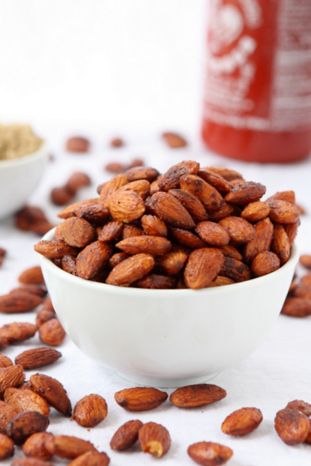 Brown Sugar Sriracha Almonds | thekitchenpaper.com