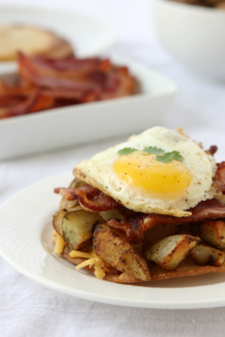 Breakfast Tostadas with Bacon, Potatoes, and Egg | thekitchenpaper.com