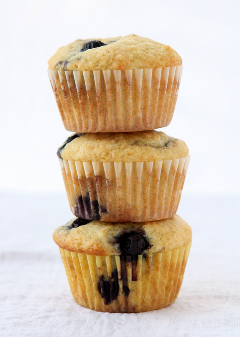 Lemon Blueberry Muffins | thekitchenpaper.com