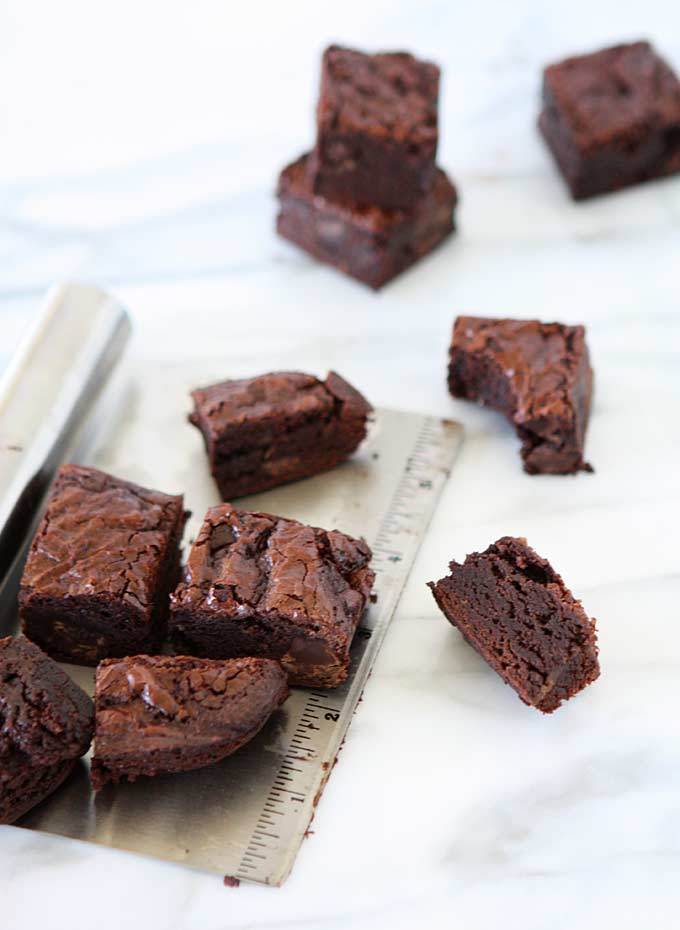 Dark Chocolate Chunk Brownies | thekitchenpaper.com