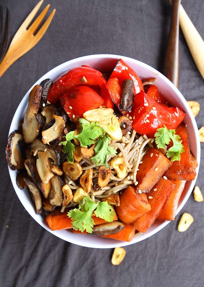 Sesame Soy Soba Noodles with Blackened Veggies and Garlic Chips | thekitchenpaper.com