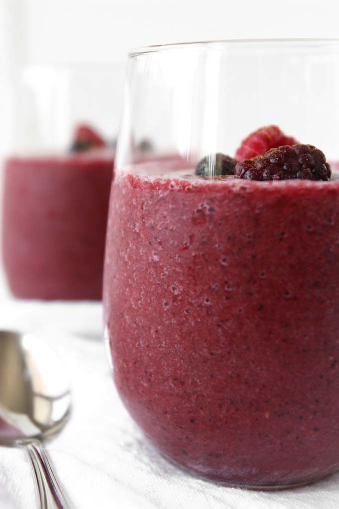 Cinnamon Pear Berry Coconut Water Smoothie | thekitchenpaper.com