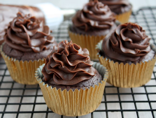flourless chocolate cupcakes with cream cheese frosting