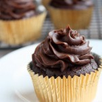 flourless chocolate cupcakes with chocolate cream cheese frosting | thekitchenpaper.com