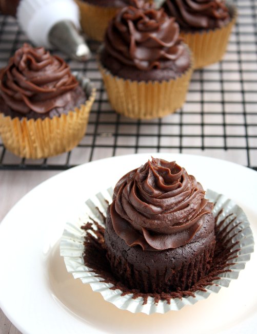 flourless chocolate cupcakes with cream cheese frosting