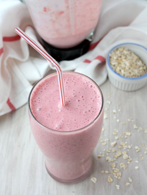 strawberry cream oatmeal smoothie | thekitchenpaper.com
