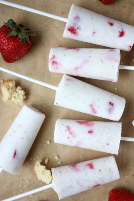 strawberry shortcake yogurt popsicles | thekitchenpaper.com