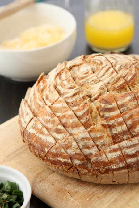 Cheesy Garlic Herb Pull-Apart Bread | thekitchenpaper.com