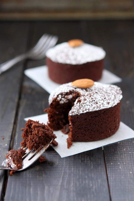 Chocolate Almond Flour Cakes for Two | thekitchenpaper.com
