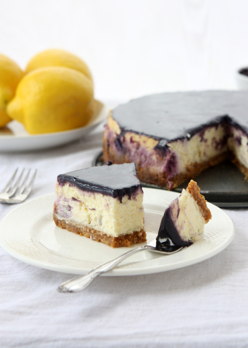 Lemon Blueberry Cheesecake with Blueberry Curd | thekitchenpaper.com