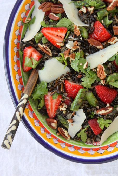 Spring Wild Rice Salad with Asparagus and Strawberries | thekitchenpaper.com