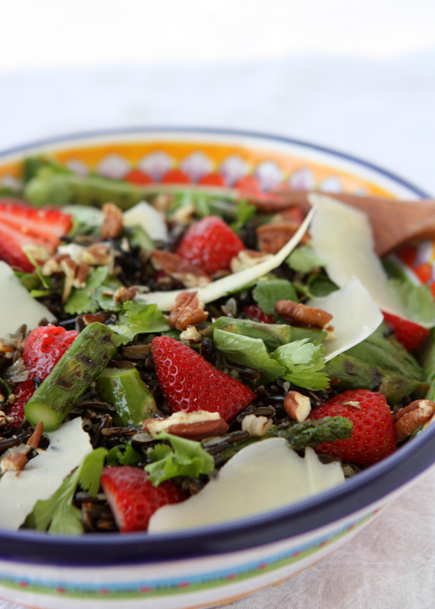 Spring Wild Rice Salad with Asparagus and Strawberries | thekitchenpaper.com