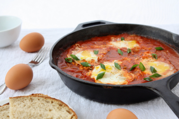 Eggs Poached in Tomato Sauce | thekitchenpaper.com