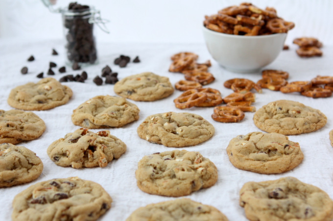 Chocolate Chip Pretzel Cookies | thekitchenpaper.com