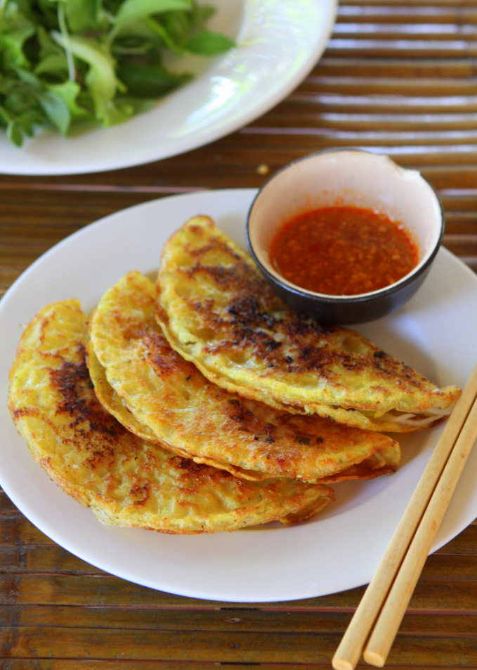 Bánh Xèo: Sizzling Rice Pancake with Pork and Shrimp | thekitchenpaper.com