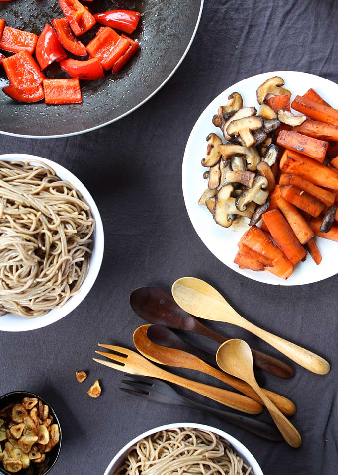 Sesame Soy Soba Noodles with Blackened Veggies and Garlic Chips | thekitchenpaper.com