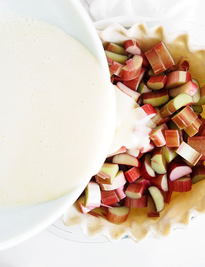 Rhubarb Sour Cream Crumble Pie | the kitchen paper