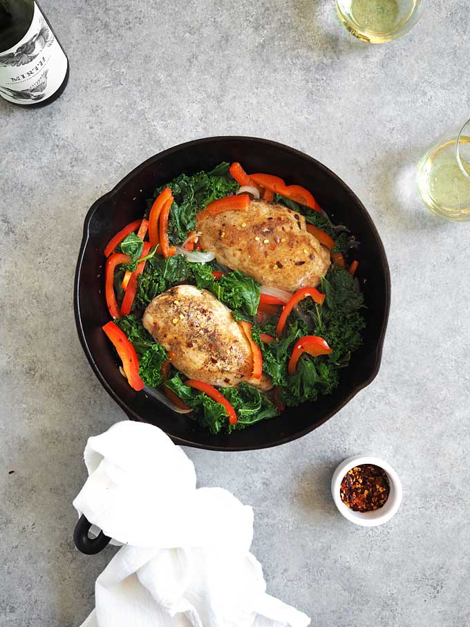 Kale Bell Pepper Chicken with White Wine and Garlic | thekitchenpaper.com