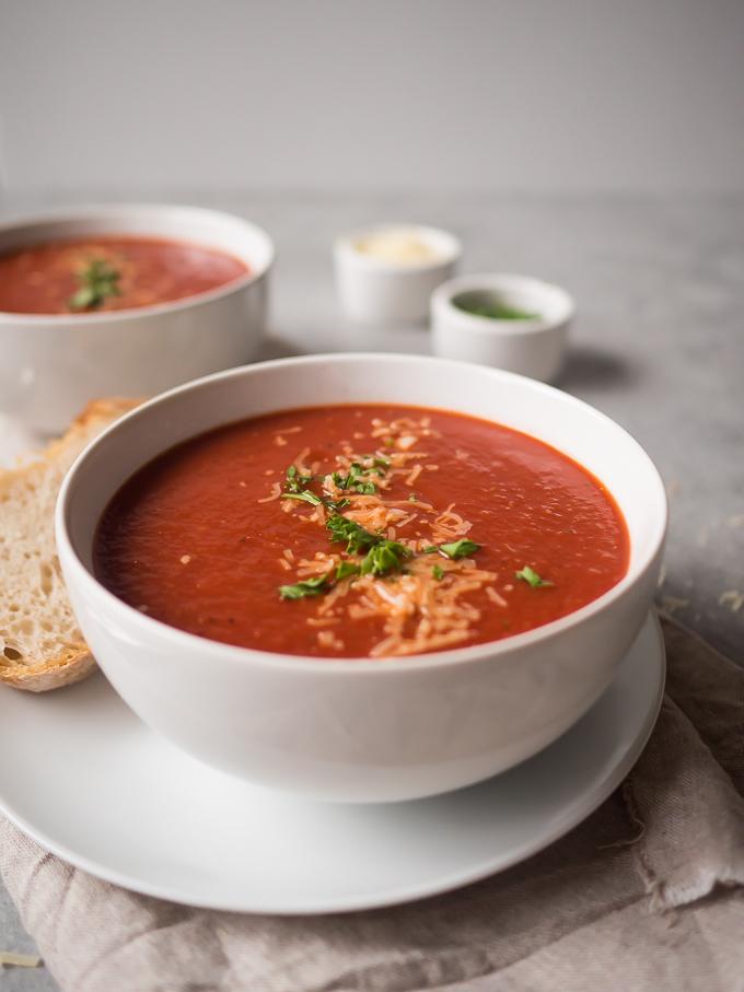 Roasted Chili Tomato Soup | thekitchenpaper.com