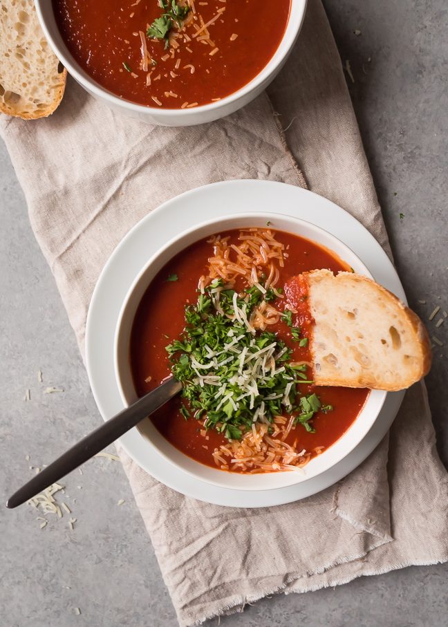 Roasted Chili Tomato Soup | thekitchenpaper.com