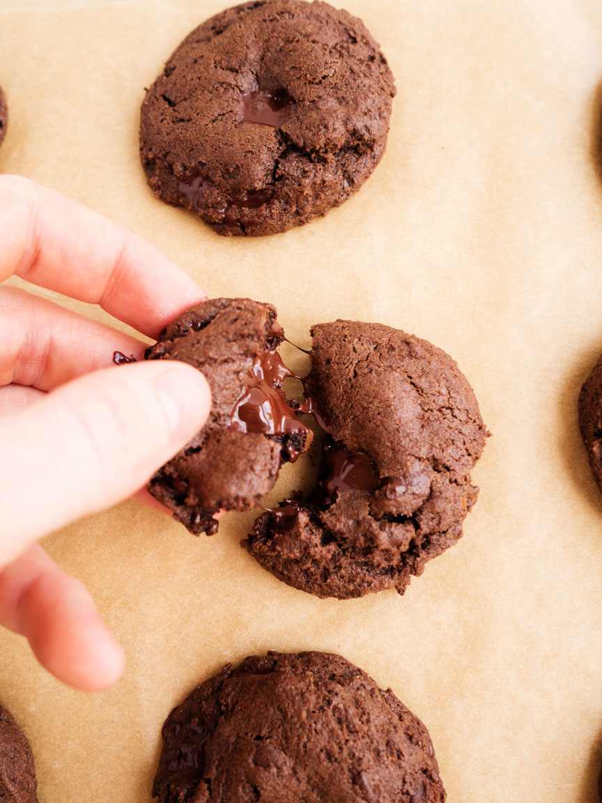 Double Dark Chocolate Chip Cookies | thekitchenpaper.com